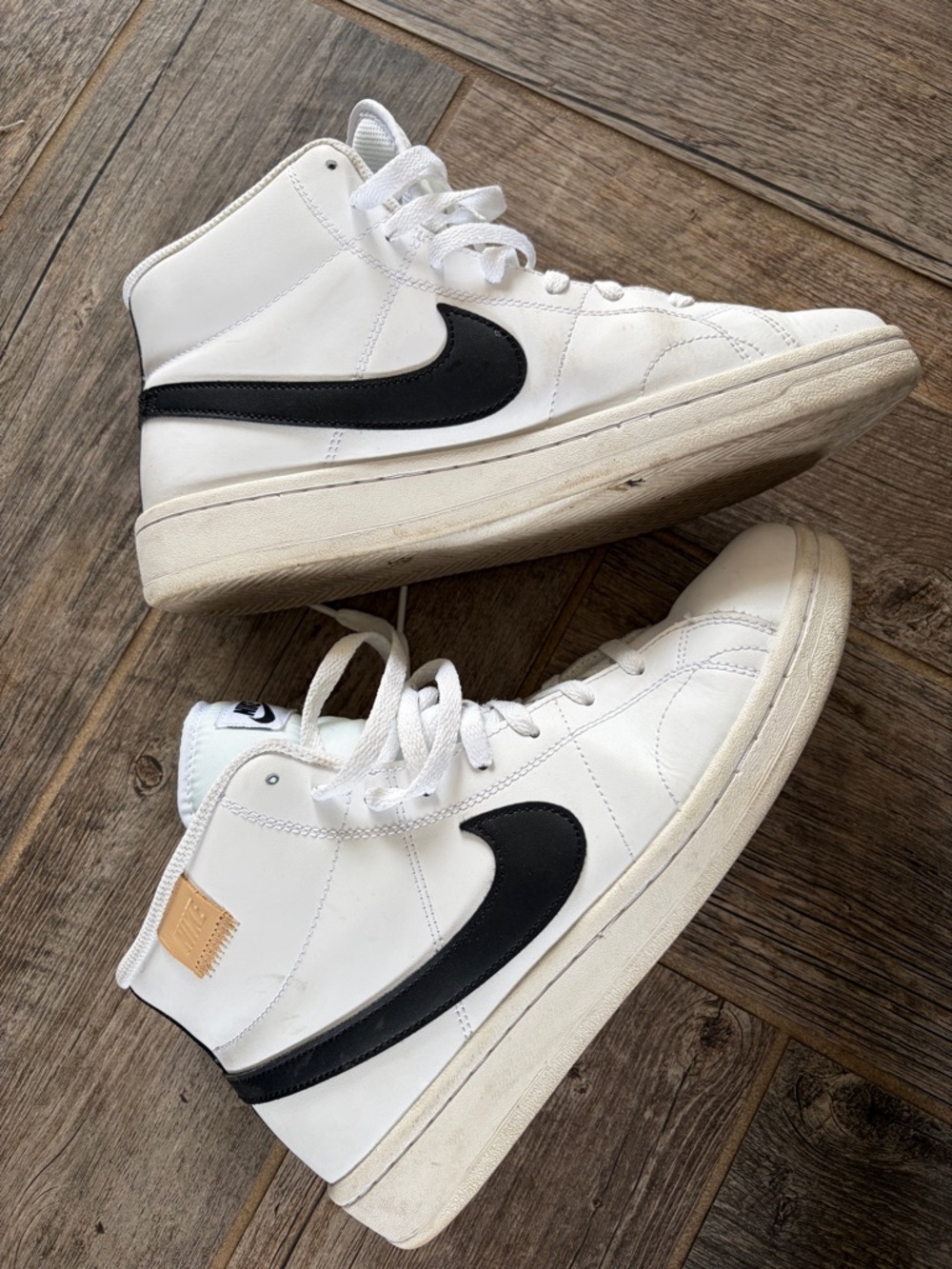 Nike Men's Court Royale 2 Mid Leather White with Black Accent Sneaker Size 9